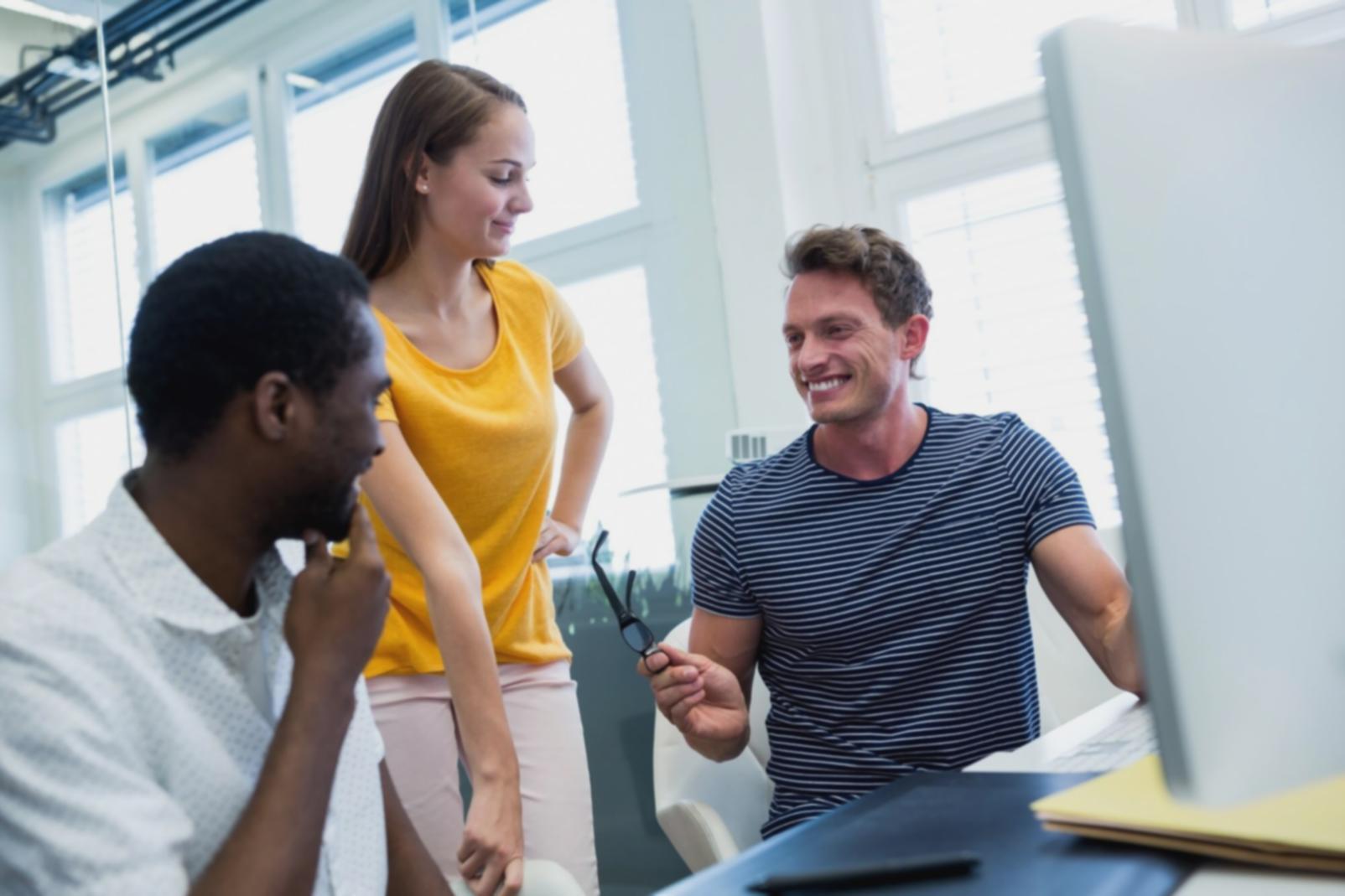 Trader analizando gráficos con enfoque y concentración mental