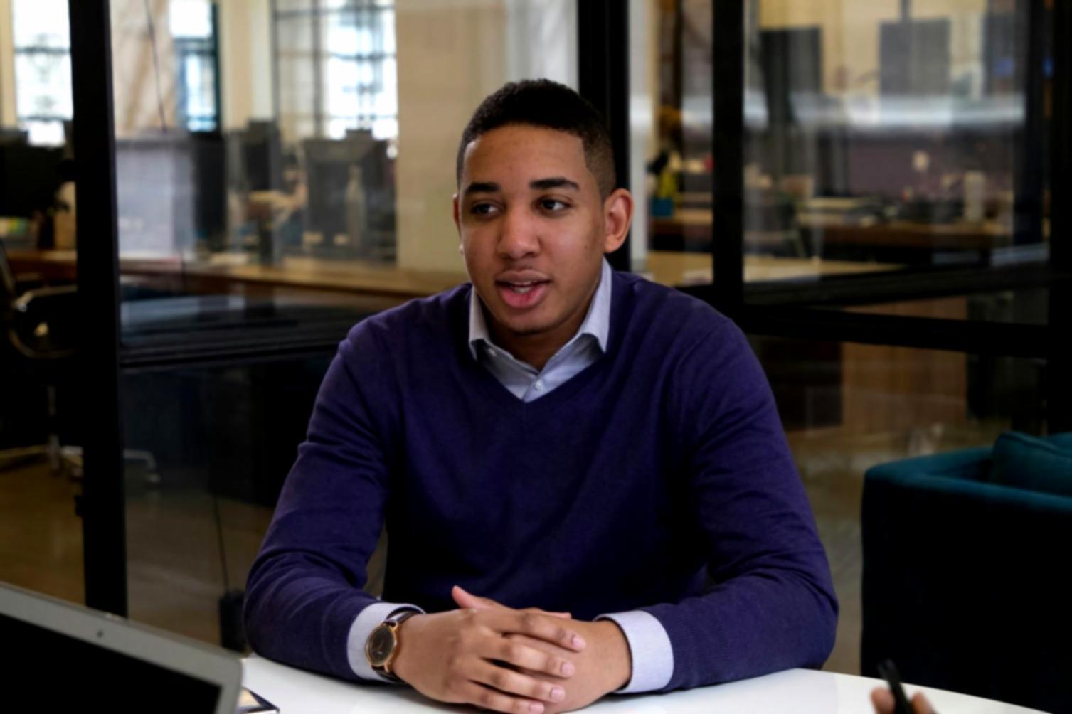 Espacio de trabajo organizado para trading con elementos de mindfulness